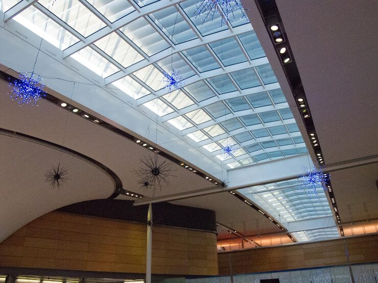 Enhancing Energy Efficiency and Aesthetics in Offices Through Innovative Roof Lighting